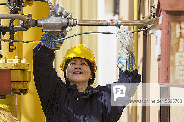 Eine Ingenieurin prüft die Sensoren der Brennstoffleitung im Kraftwerk