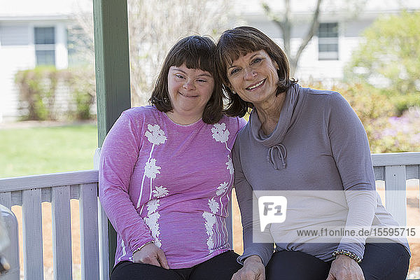 Porträt eines Mädchens mit Down-Syndrom und seiner Mutter