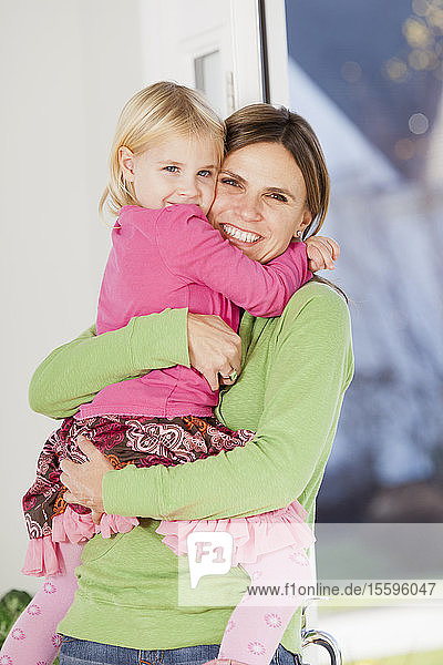 Porträt einer lächelnden Frau mit ihrer Tochter