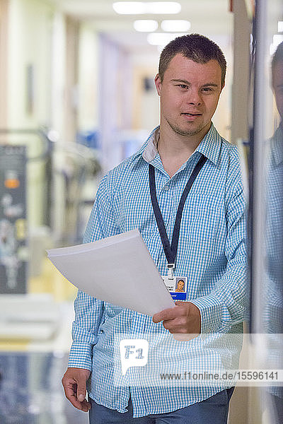 Mann mit Down-Syndrom erledigt Papierkram für ein Krankenhaus