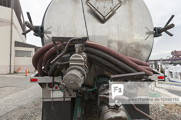 Tankwagen mit Schlauch  Ventilen und Armaturen für die Umweltsanierung