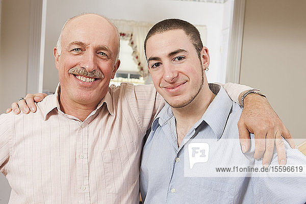 Porträt eines lächelnden Vaters mit seinem lächelnden Sohn
