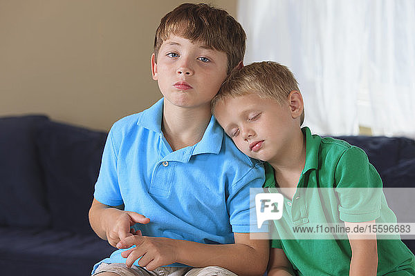 Hörgeschädigte Jungen sitzen auf ihrer Couch