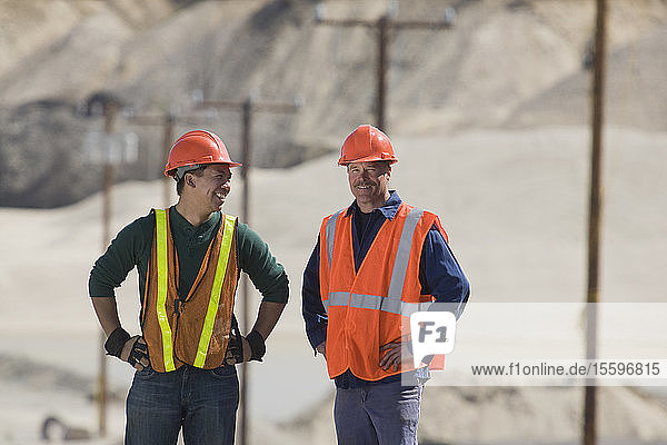 Zwei Ingenieure in einem Schotter- und Asphaltwerk