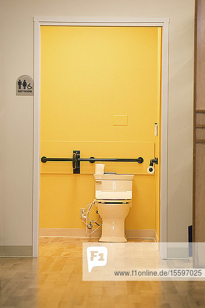 Behindertengerechte Toilette durch den Korridor