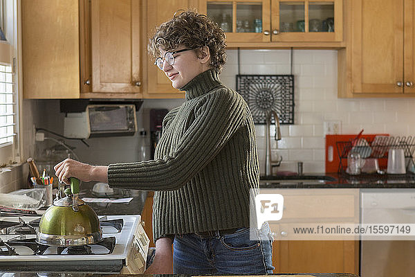 Frau mit Sjogren-Larsson-Syndrom kocht in der Küche