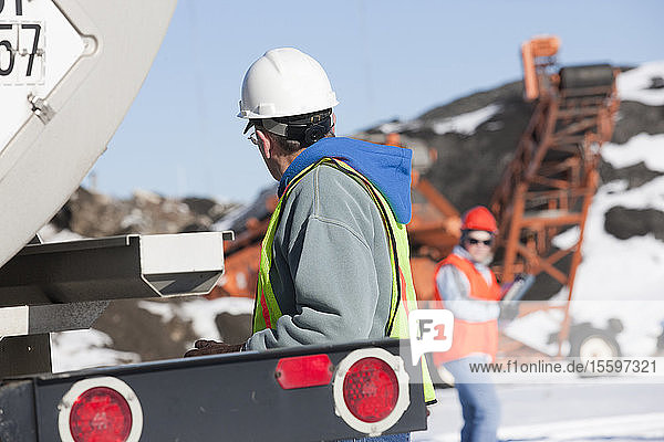 Ingenieure prüfen den Stand des Projekts auf einer Baustelle