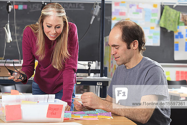 Ingenieurstudenten bei der Überprüfung von Brainstorming-Notizen im Labor  der Mann mit Asperger