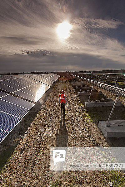 Energietechniker an einer Photovoltaikanlage