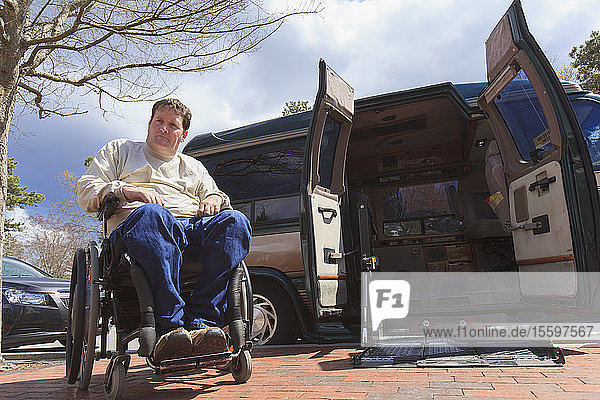 Mann mit Rückenmarksverletzung öffnet seinen begehbaren Lieferwagen aus der Ferne