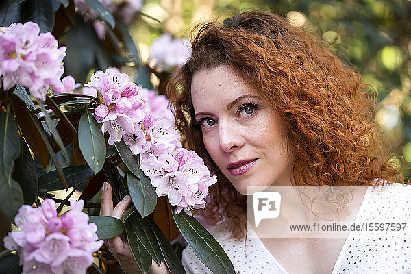 Porträt einer Frau mit roten Haaren inmitten von Kirschblüten; Vancouver  British Columbia  Kanada
