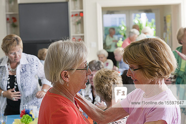 Nahaufnahme von zwei älteren Frauen  die sich bei einem Mittagessen unterhalten