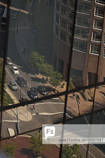 Spiegelung von Straßen auf Glas  Purchase Street und Congress Street  Boston  Massachusetts  USA