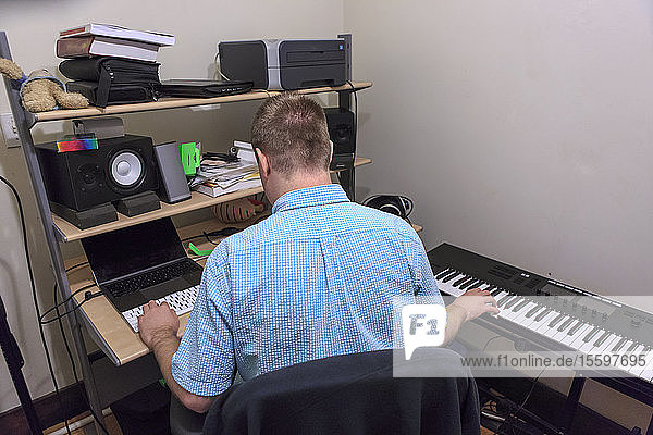 Musikerin mit Sehbehinderung spielt Keyboard