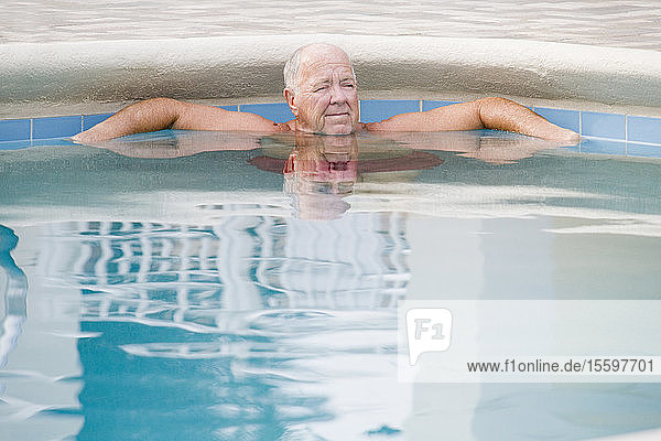 Älterer Mann in einem Schwimmbad