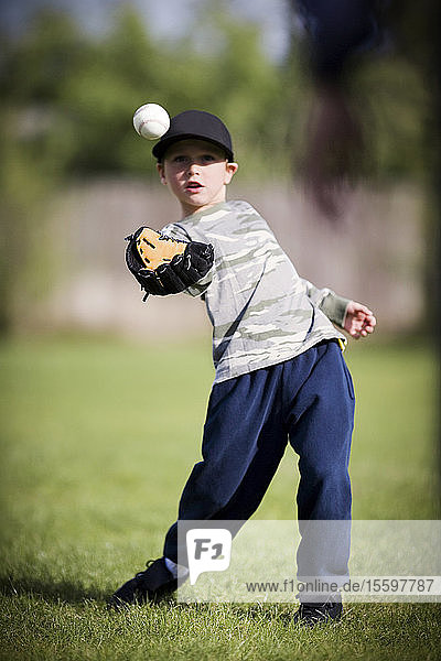 Junger Junge spielt Baseball