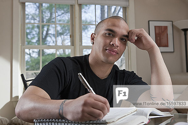 Hispanischer Mann macht Hausaufgaben