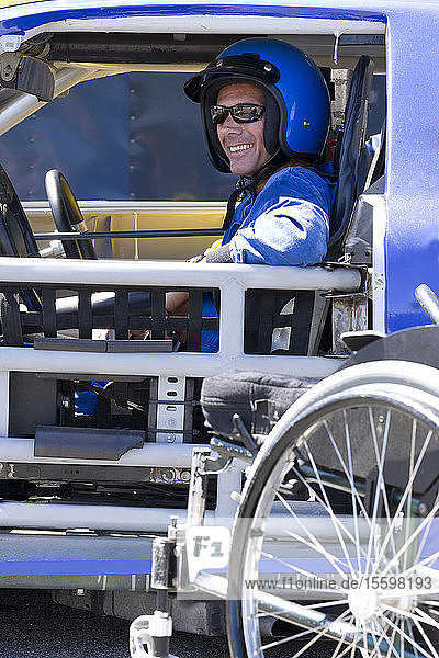 Lächelnder männlicher Behinderten-Autorennfahrer