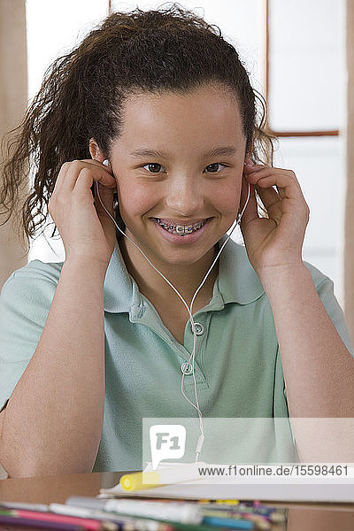 Hispanisches Mädchen hört Musik