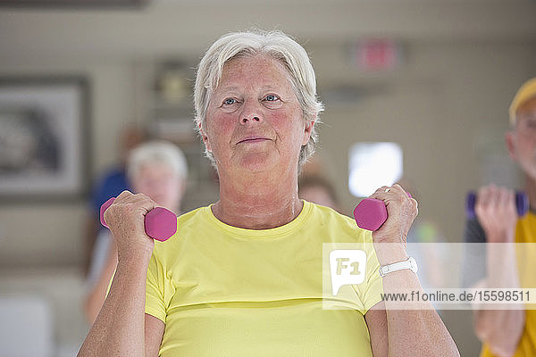 Glückliche ältere Frau beim Training im Fitnessstudio