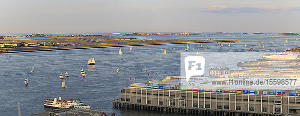 Segelboote im Hafen von Boston mit dem Flughafen Logan und den Inseln Winthrop und Deer Island  Boston  Massachusetts  USA