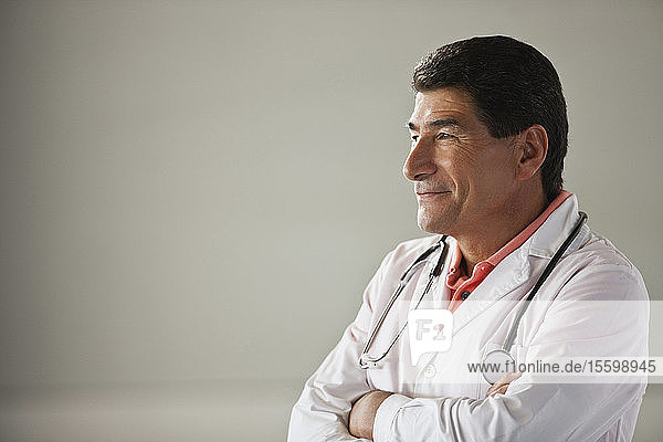 Porträt eines männlichen Arztes der amerikanischen Ureinwohner.