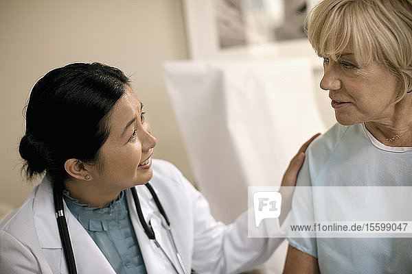 Ärztin bei der Beratung eines Patienten nach einer medizinischen Untersuchung in ihrer Praxis