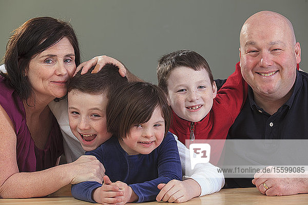 Familie mit zwei Söhnen und einer Tochter mit Down-Syndrom hat Spaß