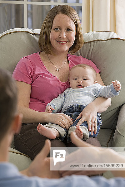 Mann  der das Wort Baby in amerikanischer Zeichensprache gebärdet  während er mit einer Frau kommuniziert