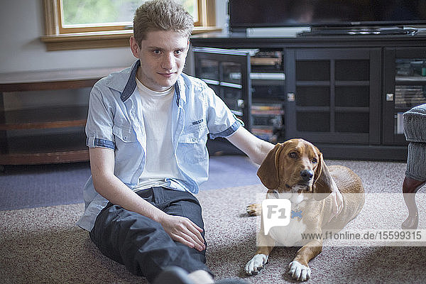 Mann mit Angststörung sitzt mit seinem Therapiehund