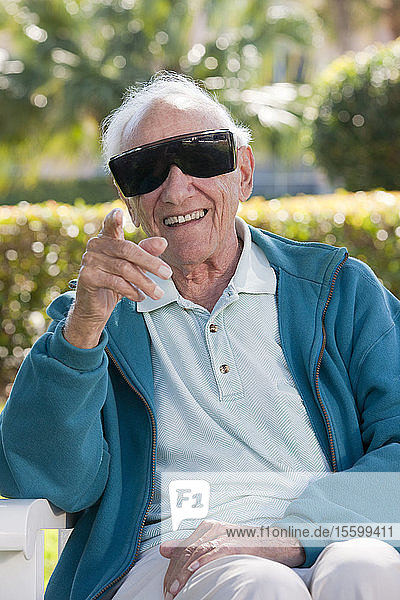 Älterer Mann mit dunkler Katarakt-Brille