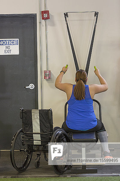 Frau mit Rückenmarksverletzung trainiert in einem Fitnessstudio
