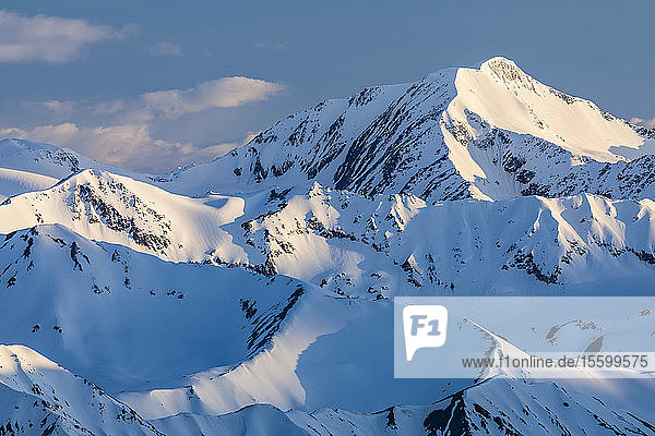 Abendsonne und Schatten in der östlichen Alaska Range; Alaska  Vereinigte Staaten von Amerika