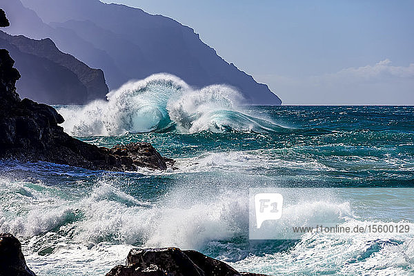 Große Wellen an der Na-Pali-Küste der Hawaii-Inseln; Kauai  Hawaii  Vereinigte Staaten von Amerika