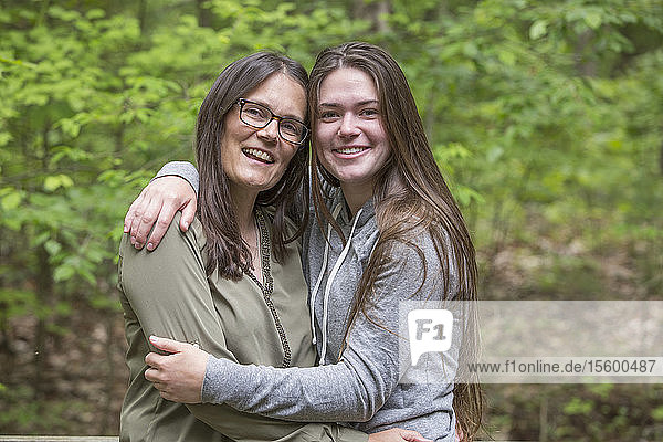 Frau mit Multipler Sklerose umarmt ihre Tochter