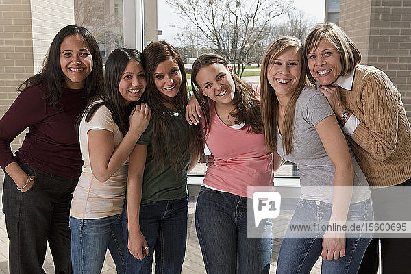 Mädchen im Teenageralter mit ihren Müttern im College beim Elternwochenende