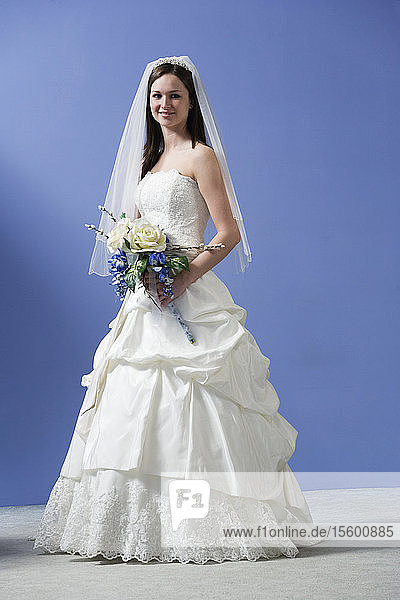 Porträt einer jungen Braut in einem Brautkleid.