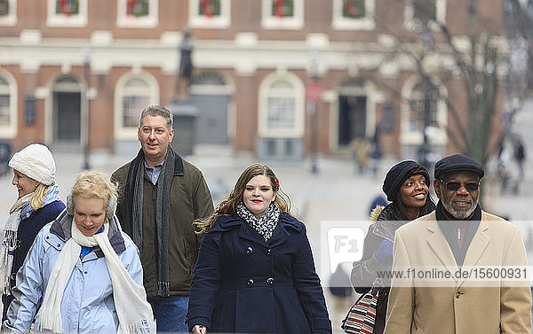 Touristen  die vor der Faneuil Hall Plaza spazieren gehen  Boston  Suffolk County  Massachusetts  USA
