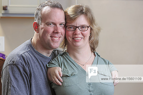Porträt einer Frau mit TAR-Syndrom und ihres Mannes