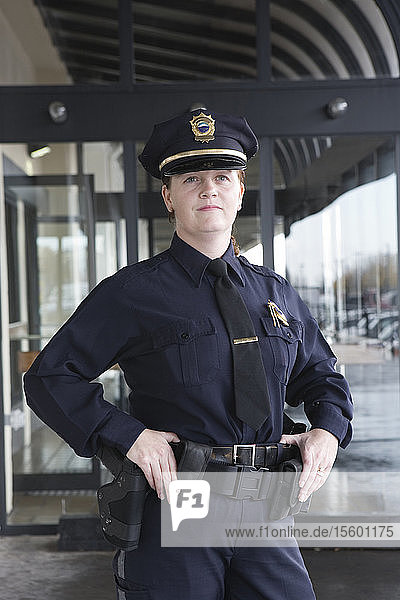 Porträt eines weiblichen Polizeibeamten.