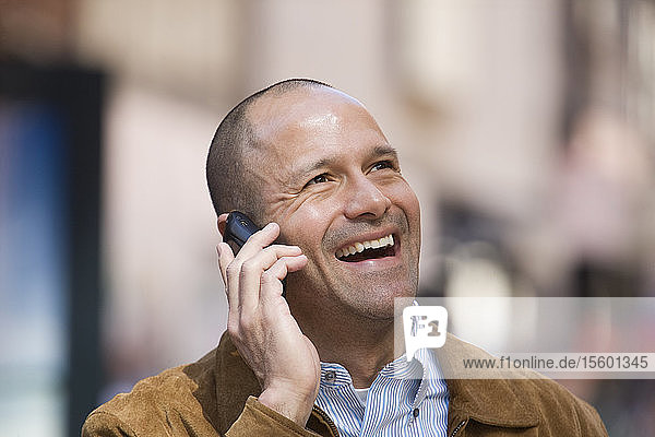 Hispanischer Mann telefoniert mit einem Mobiltelefon