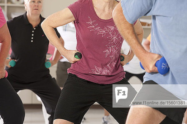 Senioren beim Training mit Hanteln in einem Fitnessstudio