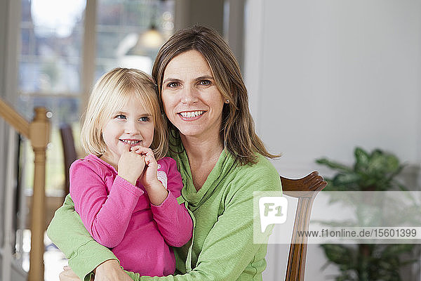 Porträt einer lächelnden Frau mit ihrer Tochter