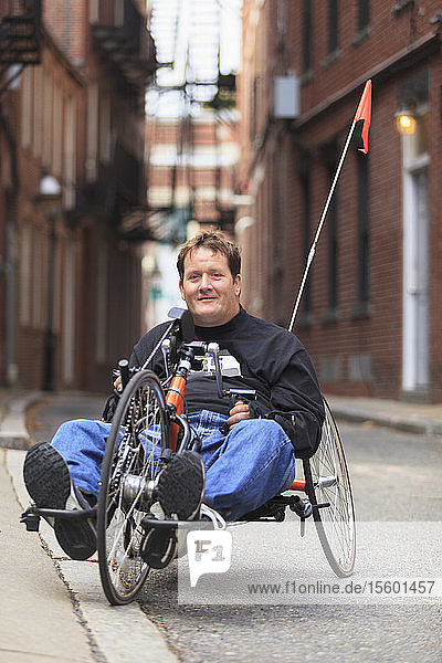 Mann mit Querschnittslähmung nach Straßenrennen auf Handbike