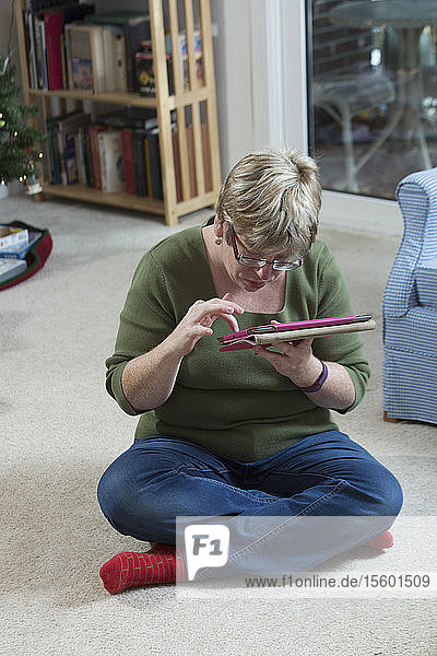 Frau mit Autismus benutzt ein digitales Tablet