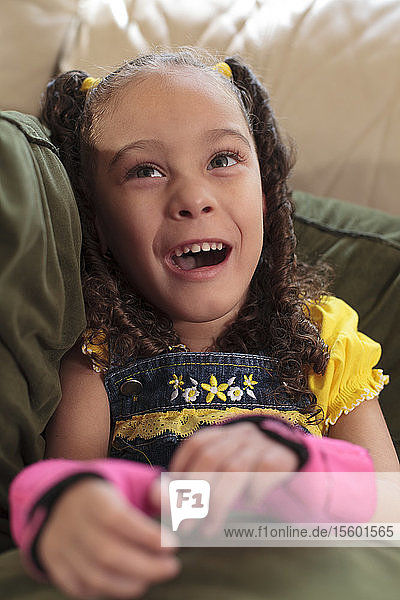 Kleines Mädchen mit zerebraler Kinderlähmung lächelt