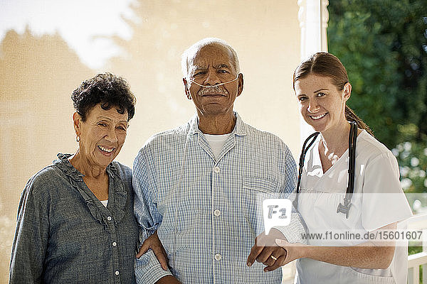 Porträt eines älteren Mannes mit seiner Frau und einer Krankenschwester
