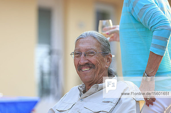Porträt eines glücklichen älteren Mannes bei einer Party