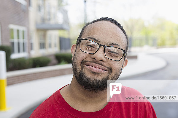 Porträt eines glücklichen afroamerikanischen Mannes mit Down-Syndrom im Freien
