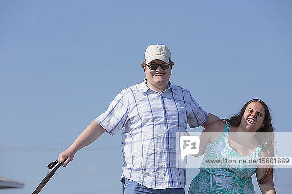 Blindes junges Paar genießt einen Spaziergang im Freien